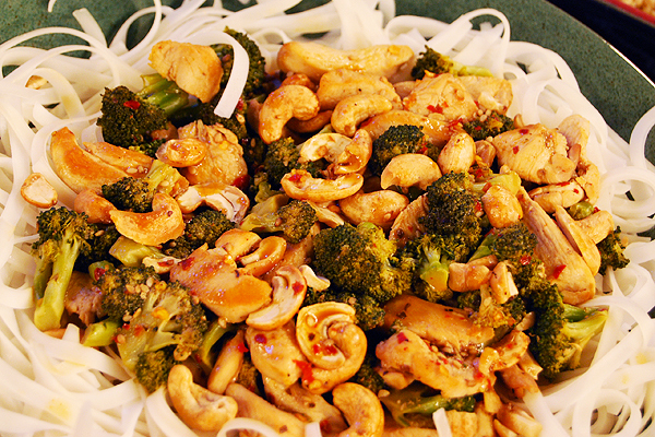 cashew chicken with broccoli